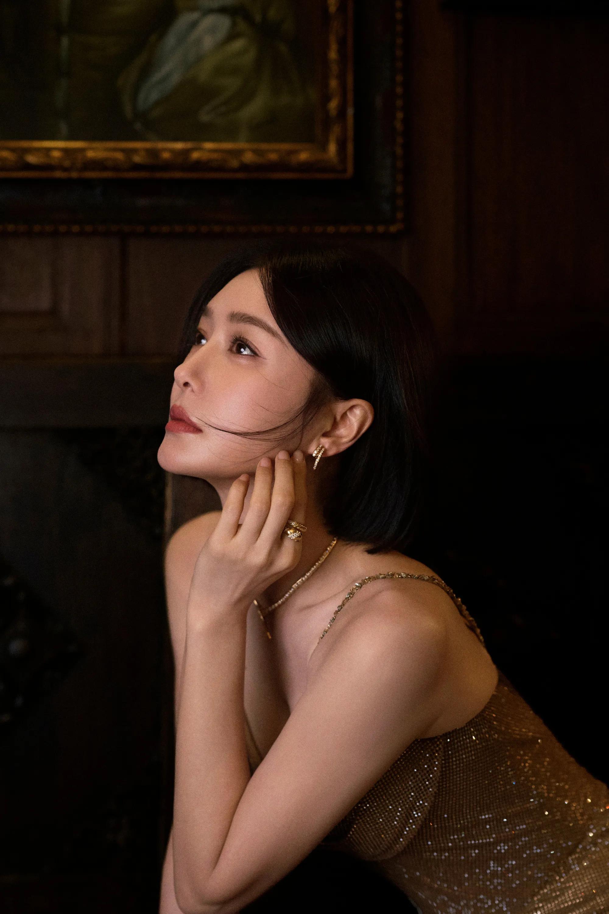 秦岚鎏金礼裙,身材保持的真好