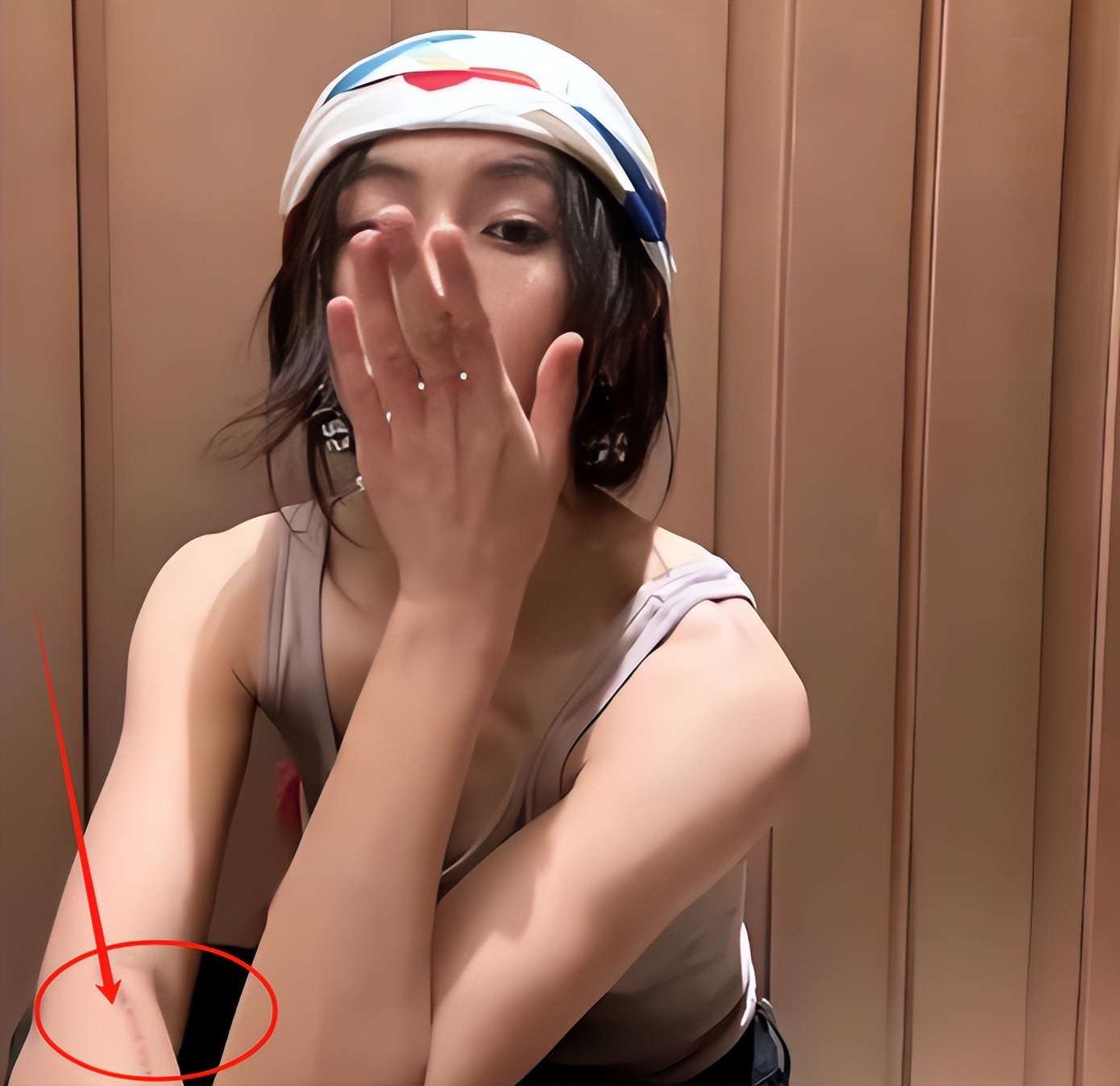 消失半年的张子枫，身上多了伤疤，眼神也变了，成龙当时没说错