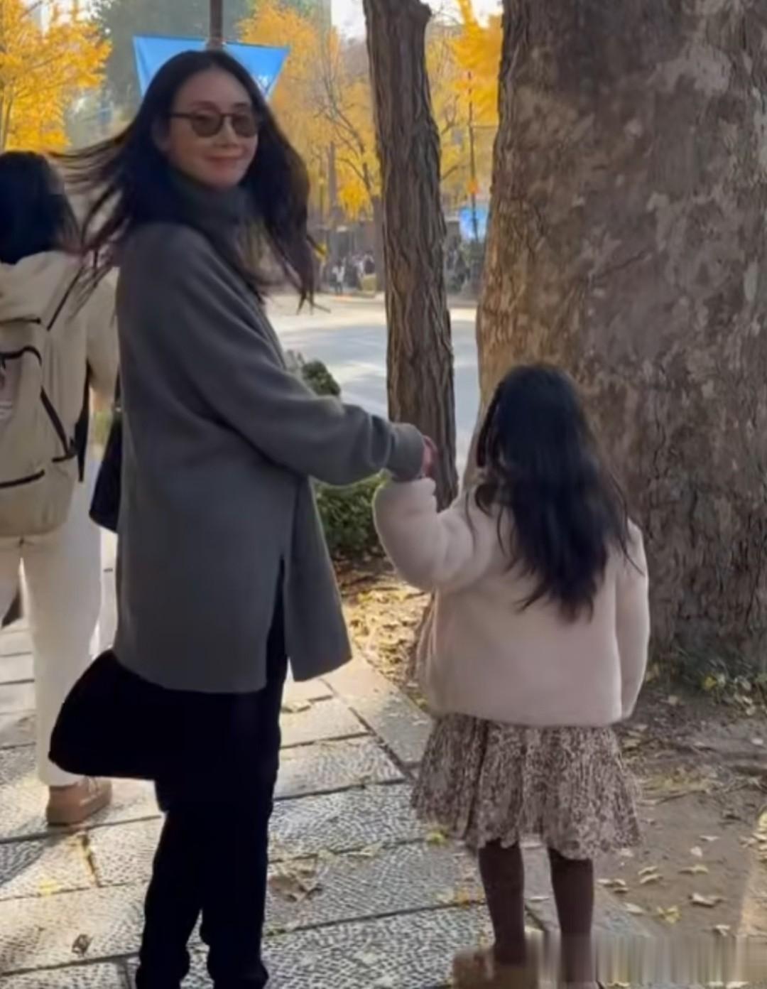 崔智友带娃出游，这身材和颜值，披麻袋都好看，行走的衣架子啊！