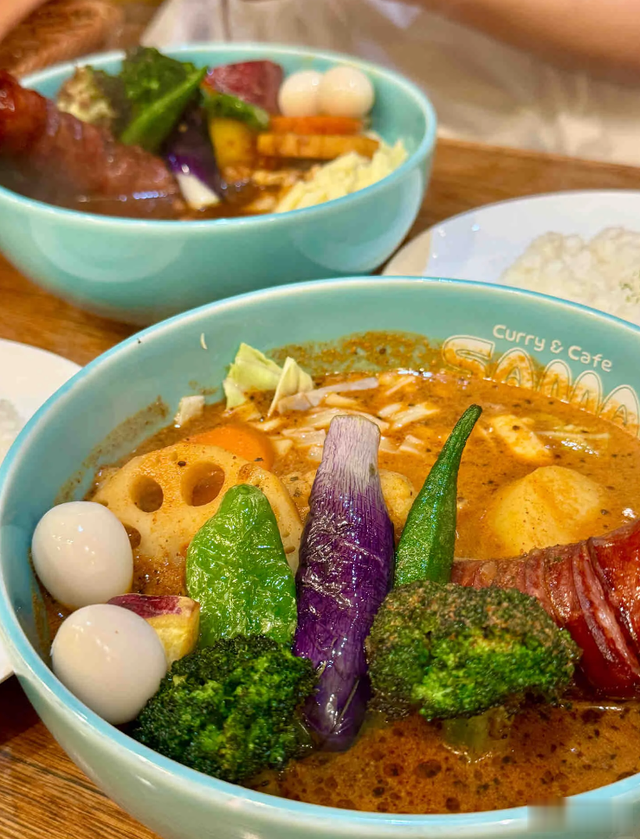 王思聪带懒懒在日本玩，逛精品店吃路边摊，网友：小女生就是好哄