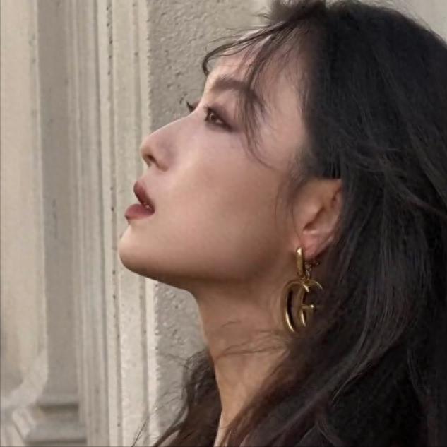 倪妮近况曝出，黑色礼裙惊艳众人，网友们表示坐不住了，直呼太美