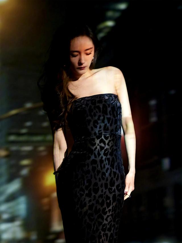 杨幂,紧身豹纹抹胸,S型曲线,尽显女性极致魅力