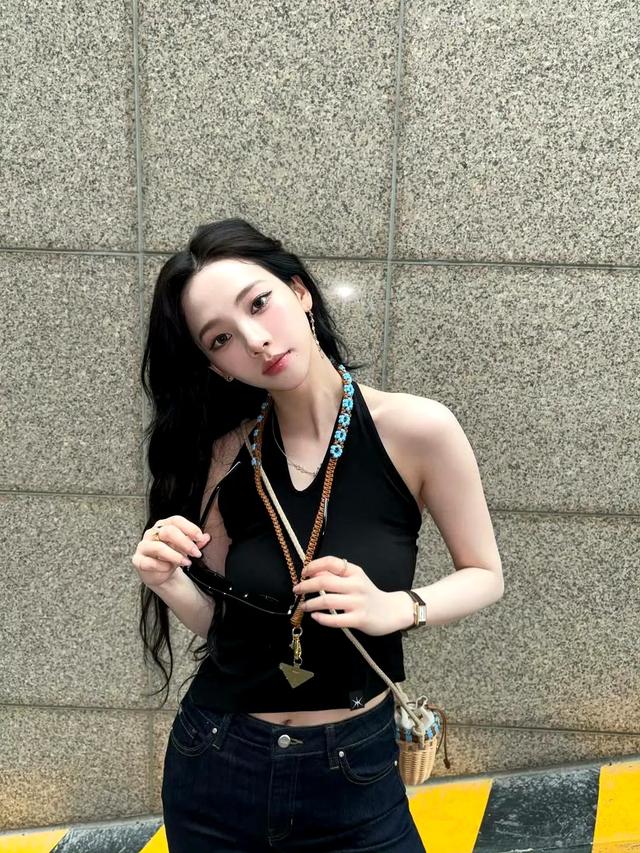 三大韩流女神为Prada站台宣传,Sana甜美,Somi酷飒,柳智敏赢了