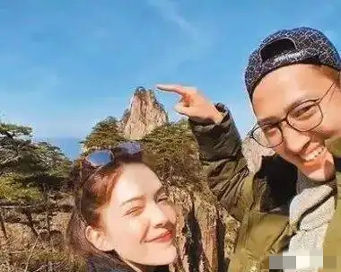 许玮甯和李靓蕾提前过圣诞！李靓蕾皮松肉垮，下巴尖的像格格巫