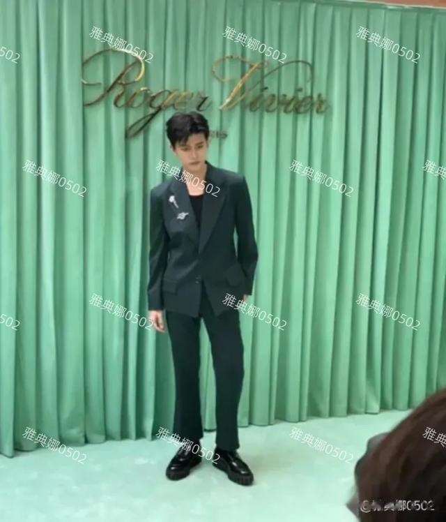 任嘉伦身高水分好大目测没有1米78身材比例也很虐，没有电视上帅