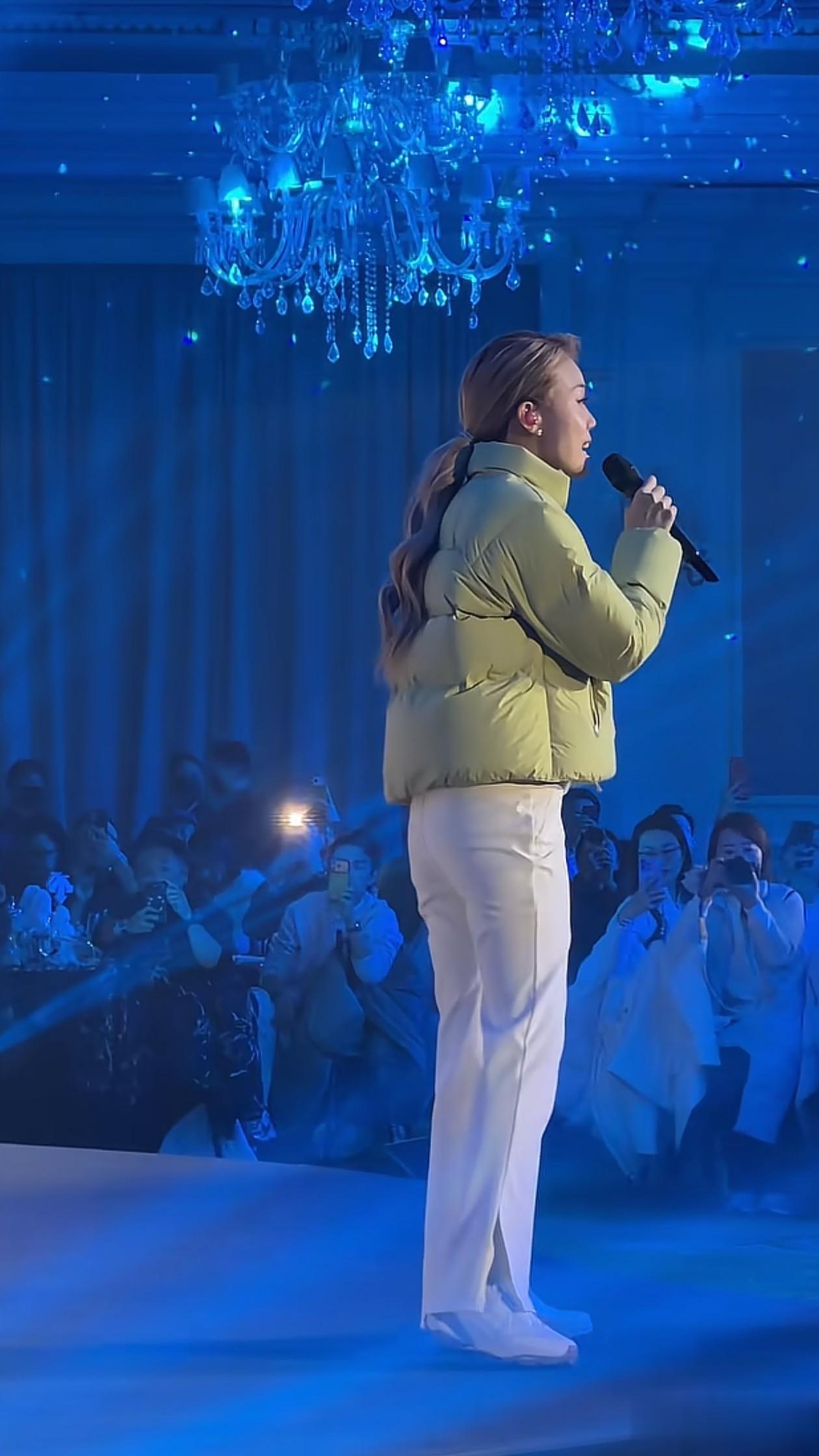 45岁容祖儿晚宴穿搭:羽绒服+低马尾+白裤子,减龄又保暖,像30岁