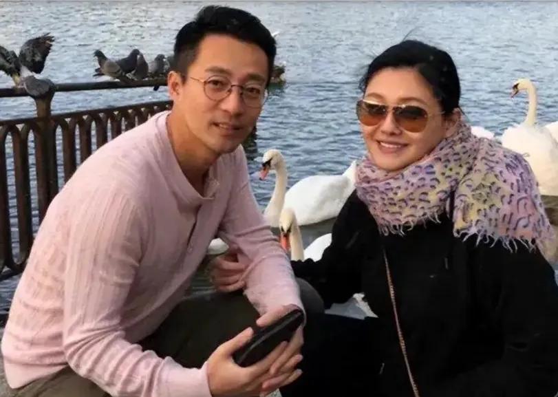 汪小菲带儿女吃路边摊！阿姨司机同坐一桌好热闹，玥儿很黏马筱梅