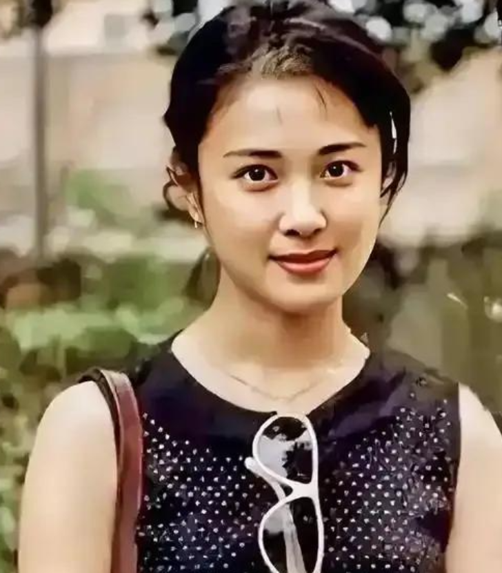 61岁傅艺伟罕露面!独子已去世1年多,给李玲玉庆生依旧一脸愁容