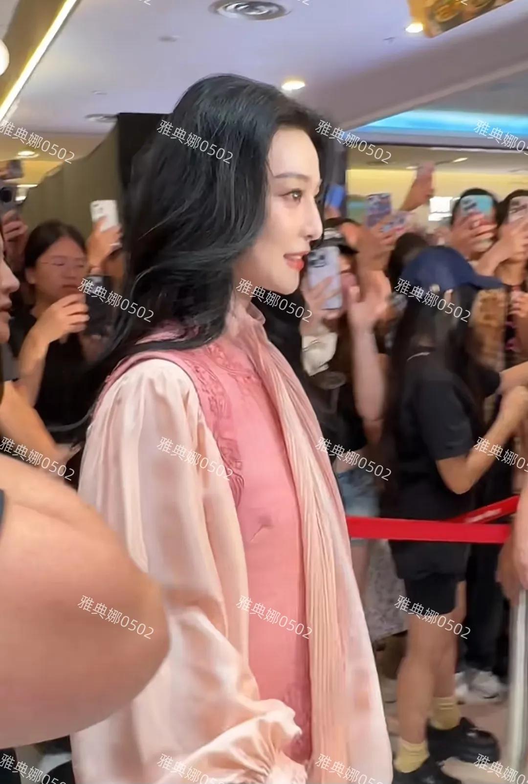 冰冰现身马来西亚风采依旧,脸依然是十分权威的存在,一眼惊艳!