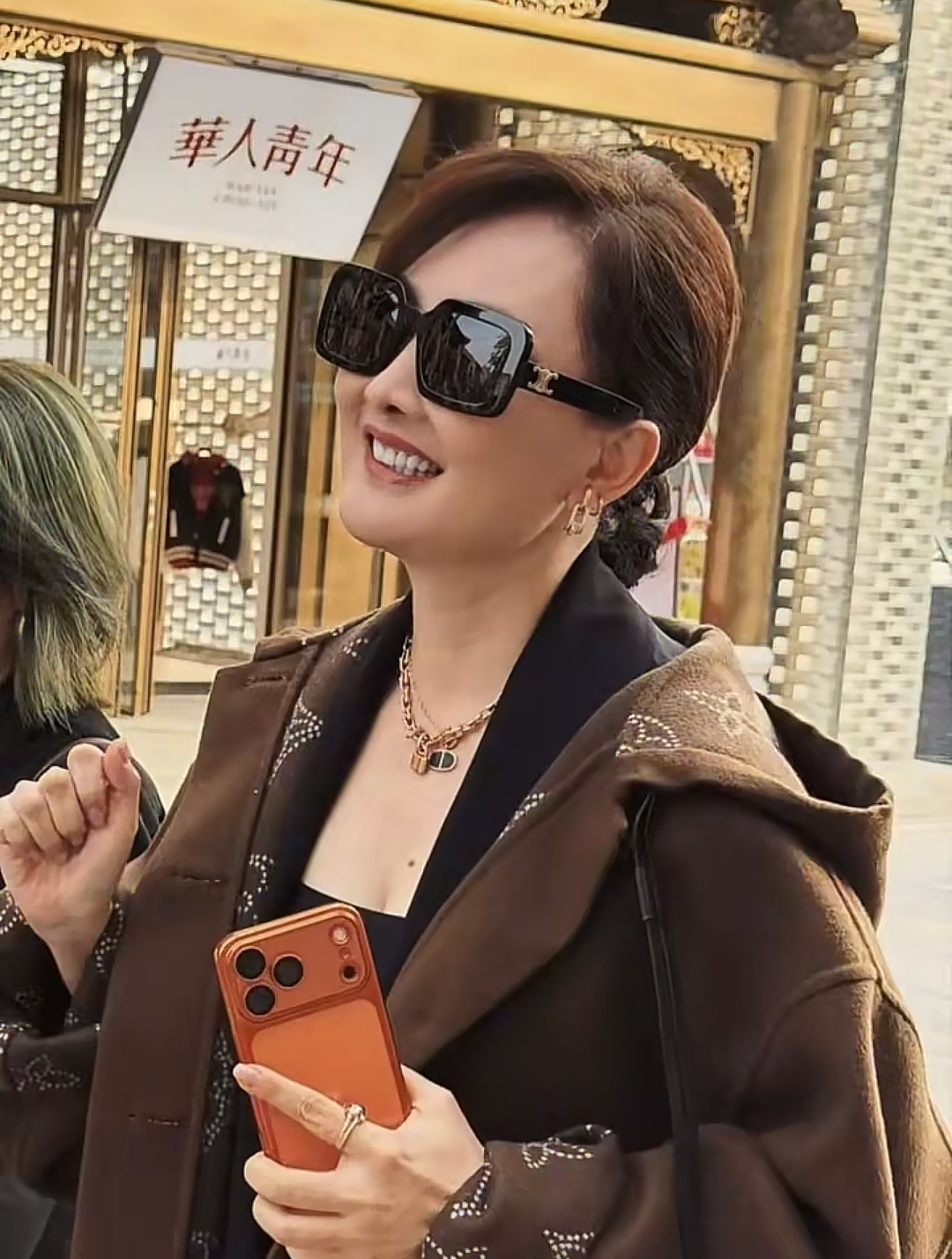 53岁牛莉近照,穿四万大衣身材火辣如30岁 富商老公给她花钱不手软