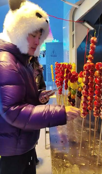 贾乃亮带女儿滑冰脸冻通红！不忘给甜馨买冰糖葫芦，父女同框好甜