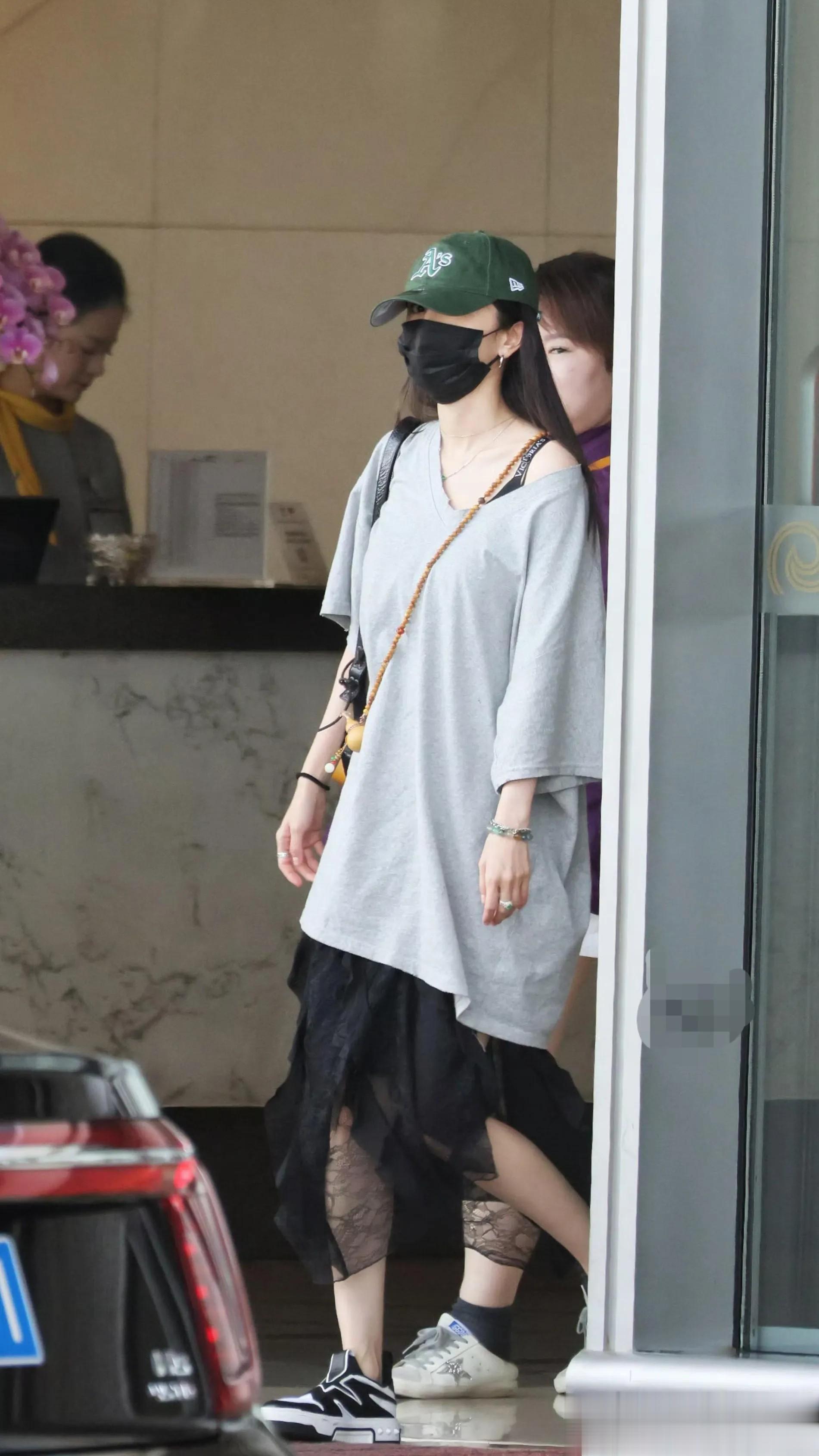 果然人长得好看穿啥都美, 杨幂这哪像孩子她妈啊! 38岁仍少女感满满