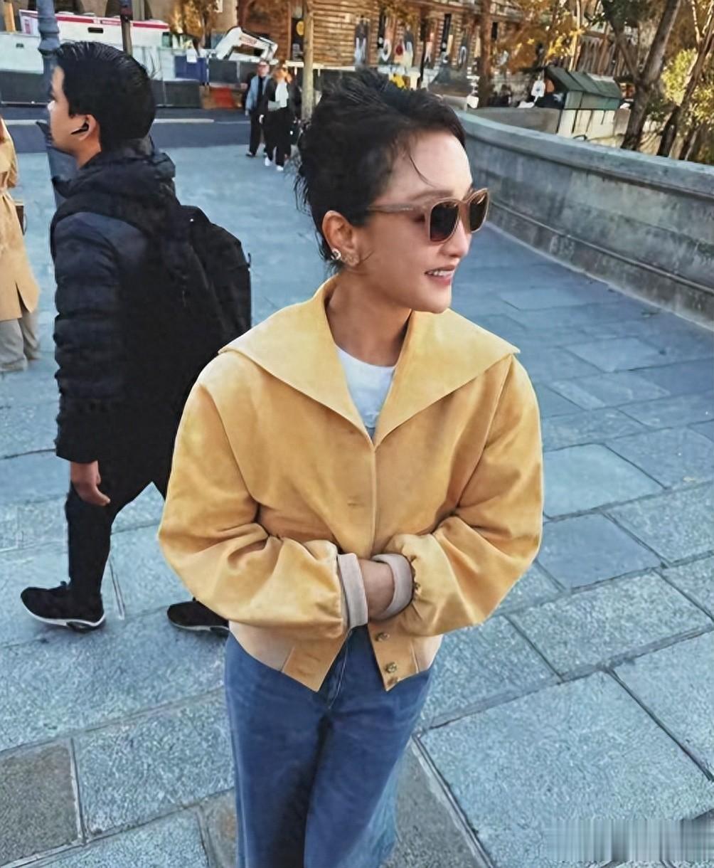 51岁周迅在巴黎时装周,满头白发不修边幅,网友太真实,太随性