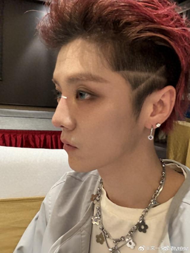 鹿晗社交平台解封，关晓彤更新动态，她仅用一个举动，表明了态度