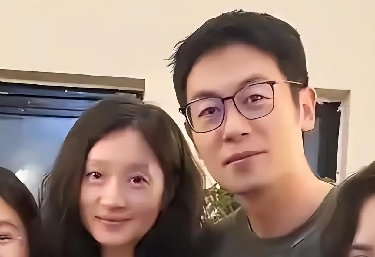 朱亚文一家人内蒙古出游，俩女儿好高，周一围林家川两家人也在