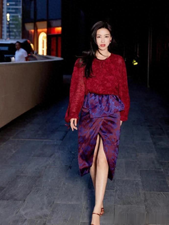 被朱珠惊艳到！穿红色印花衫+半身裙好显贵，美出新高度！