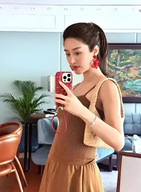 33岁杨采钰孕肚曝光!手扶后腰孕相明显,男友高大帅气陪伴左右