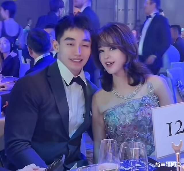 54岁于文红携儿子和24岁男友现身,对方轻抚其肚子,儿子表情亮了