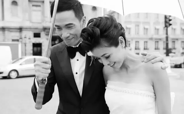 54岁“港剧男神”被曝养家压力大，网友喊话：请放老婆出来演戏！