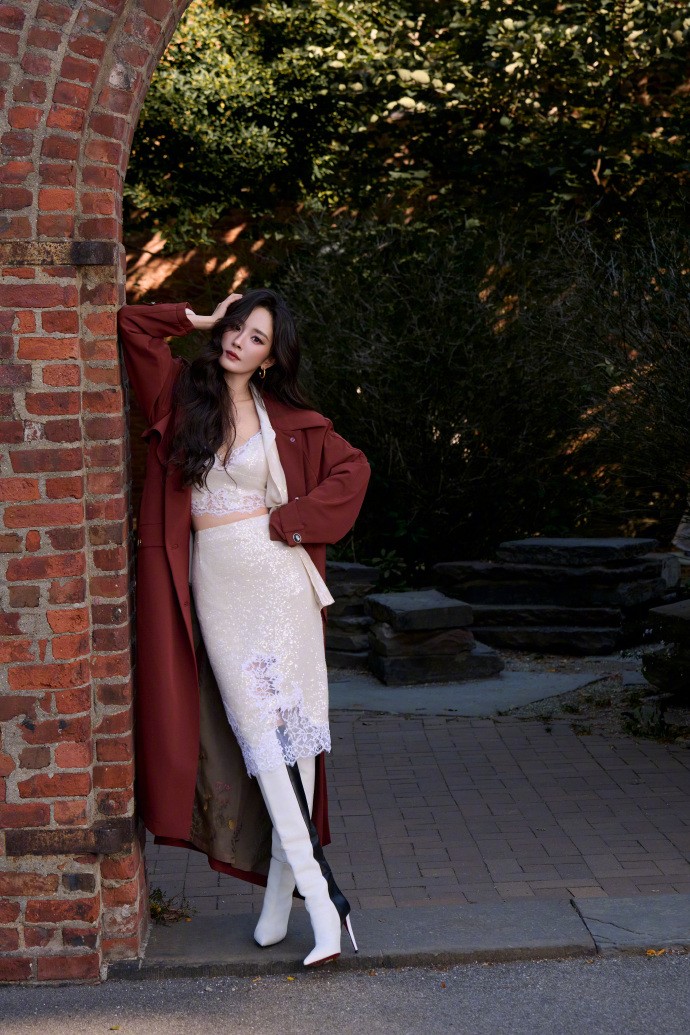 杨幂首度亮相维密大秀：黑色镂空礼服与白色羽翼引发全网热议！