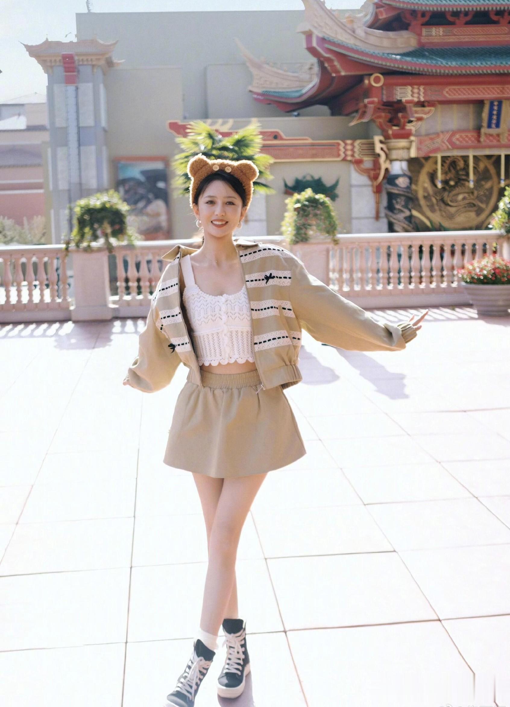 董璇、佟丽娅中秋节带孩子打卡环球影城,网友:四个人过日子多好