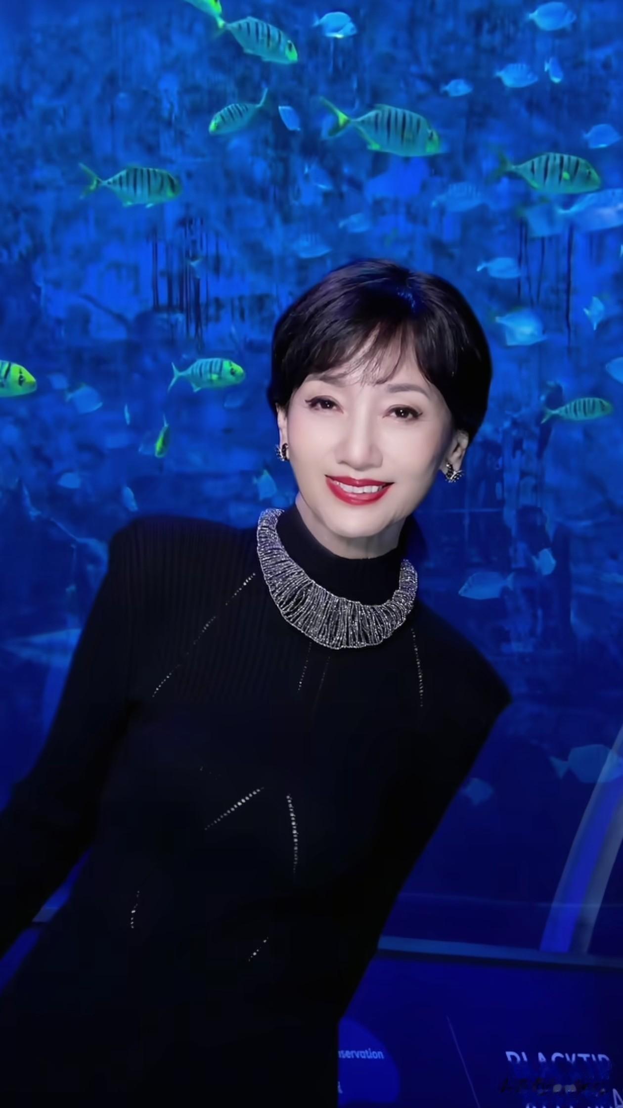 72岁赵雅芝最新穿搭:低马尾+黑色露背裙,勾勒好身材,美得像50