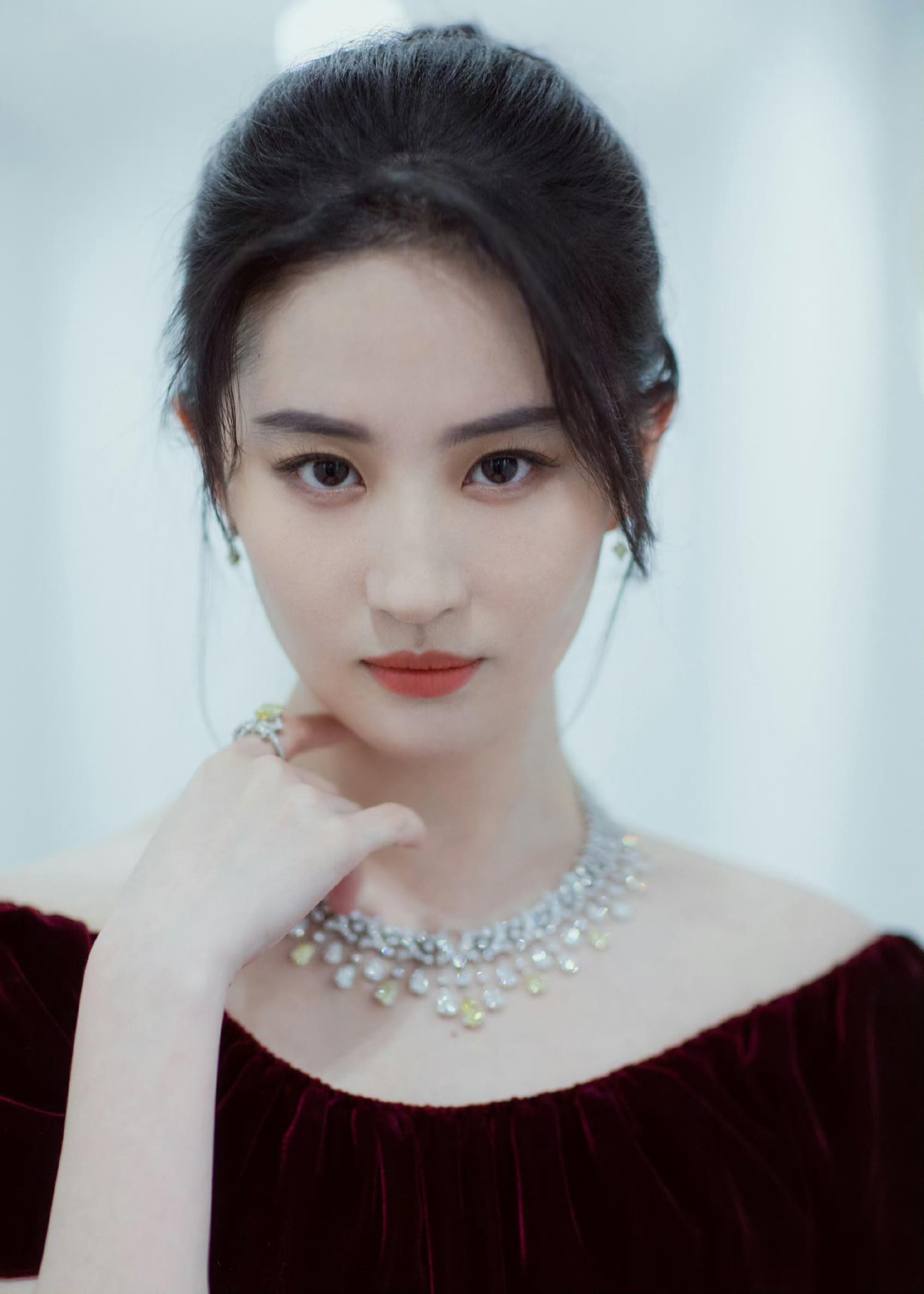 刘亦菲酒红丝绒裙造型,华贵珠宝加持尽显优雅复古名伶风范