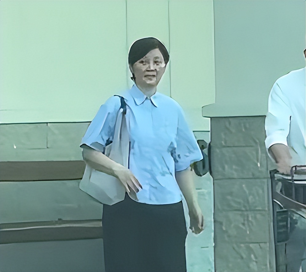 58岁徐帆近照美人迟暮!皮松肉垮老到不敢认,步履蹒跚像走不动路