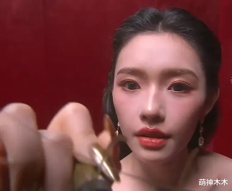 魔鬼镜头又来了!芭莎盛典怼脸拍太真实,杨幂干脆躲开不让拍正脸