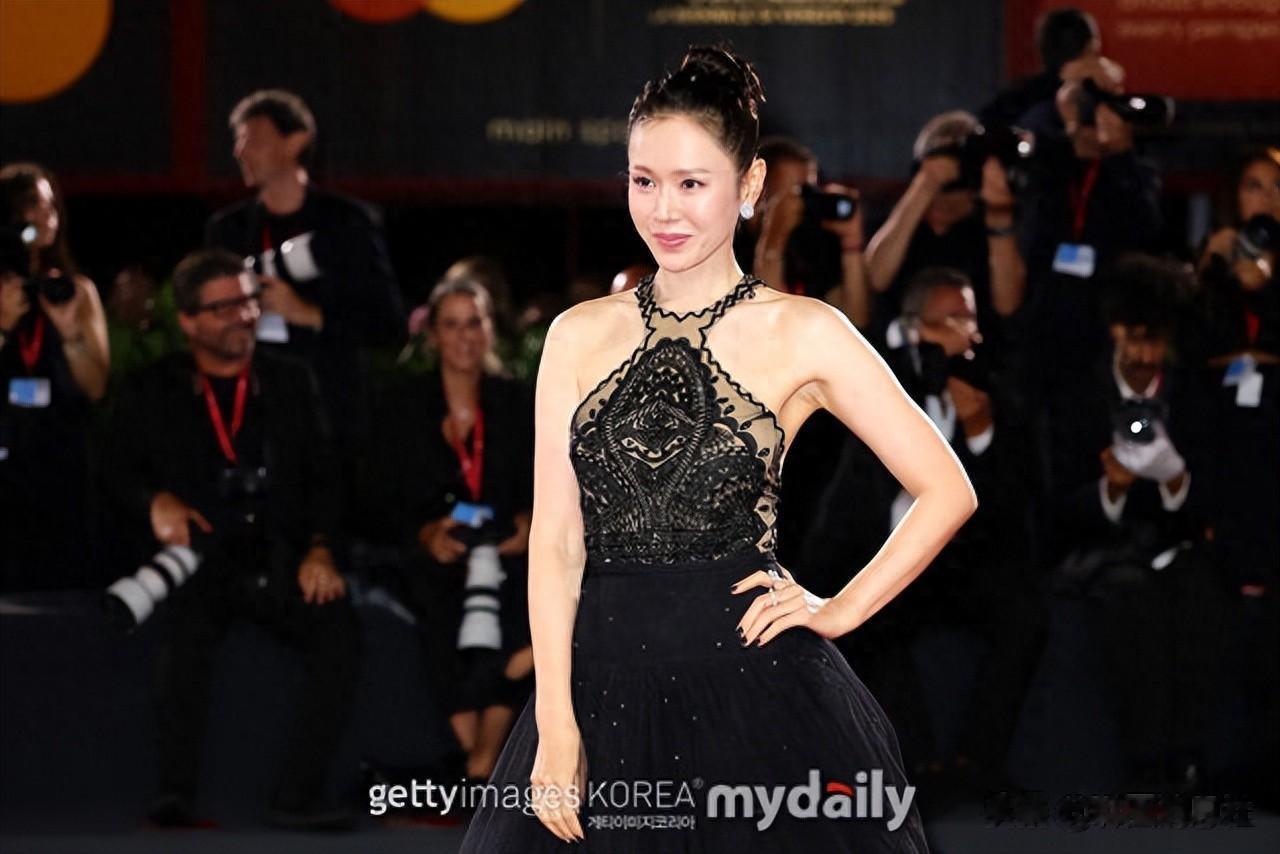 孙艺珍公开减肥秘诀，与李珉廷威尼斯女神合影