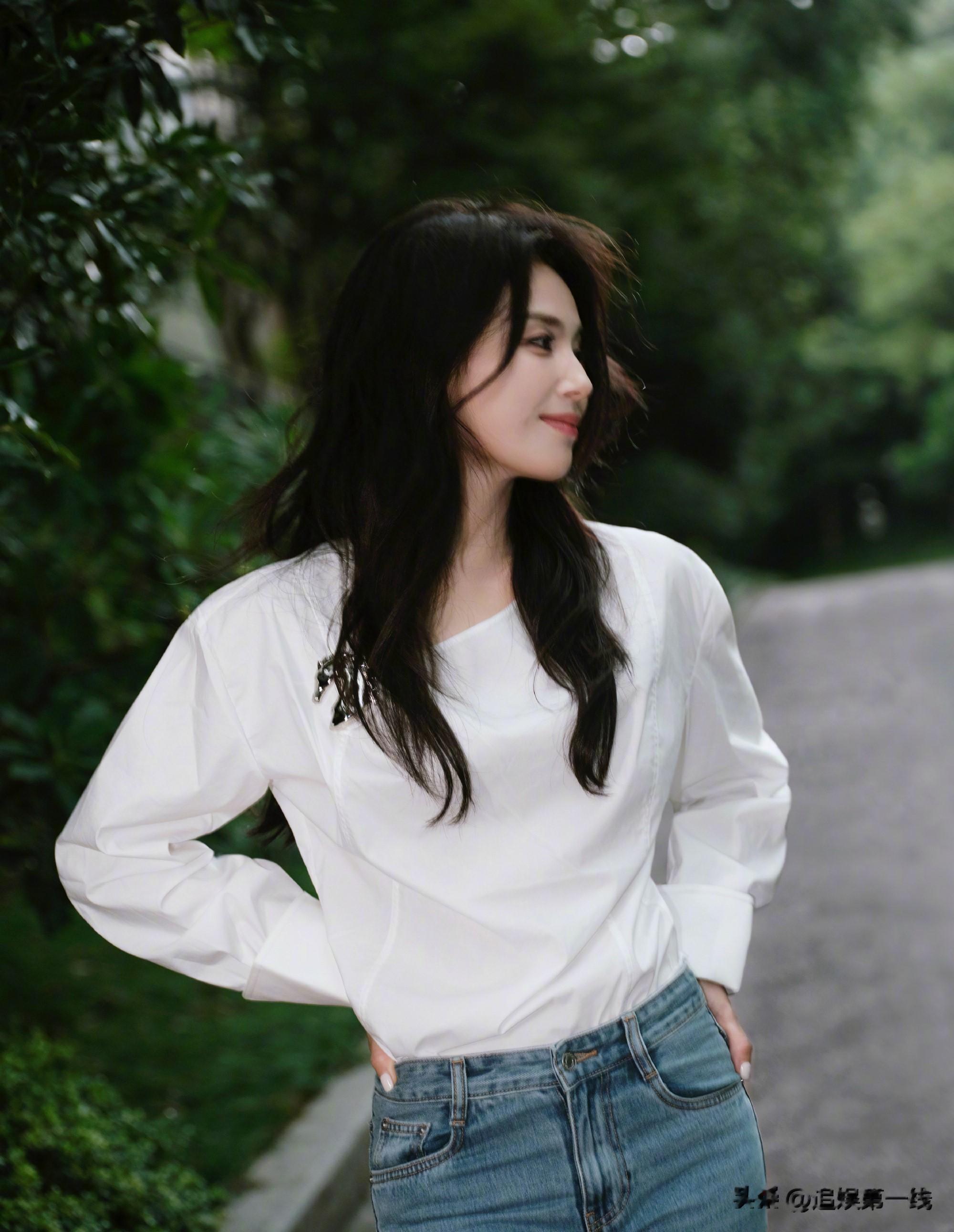 刘涛路边随手拍封神！白 T + 牛仔裤，气质绝了