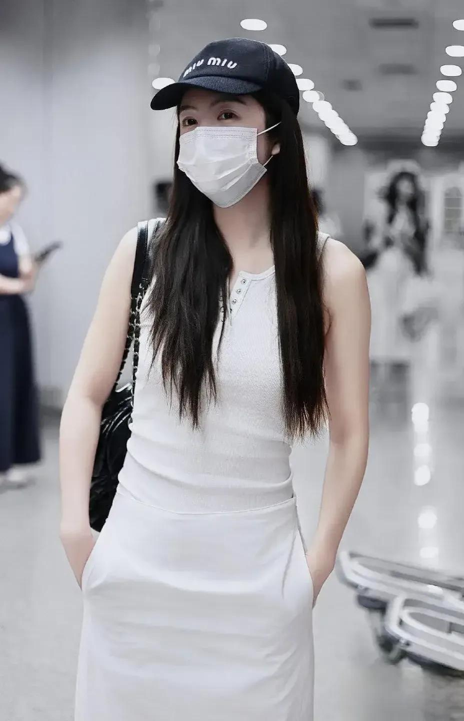 蔡文静机场出行，简约白色系穿搭好清新，美出新高度