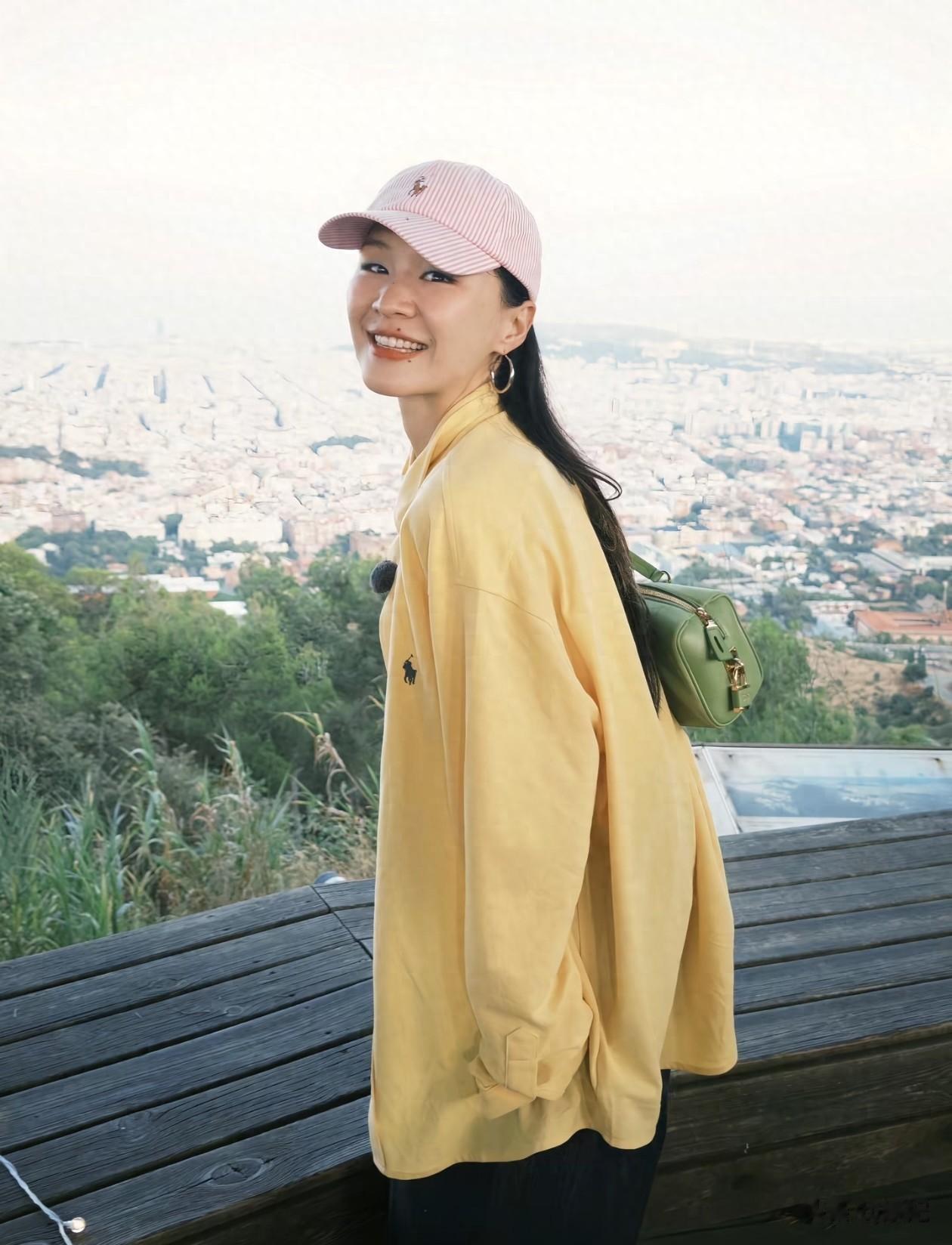 32岁金靖秋日穿搭:棒球帽+黄外套+半身裙,减龄又时尚,像25岁