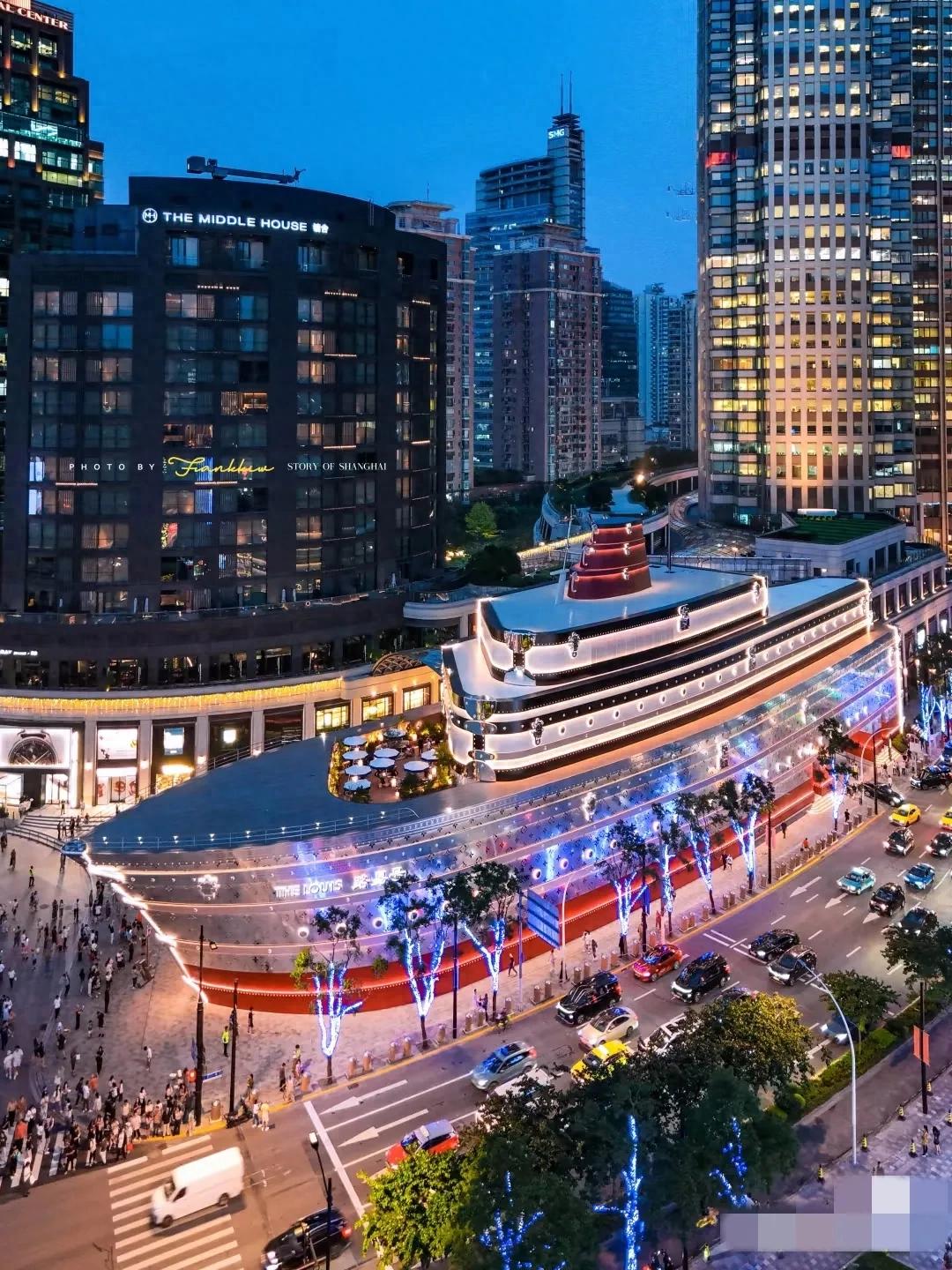 何超欣陪三太登船打碟,路边摄影师随手把她拍成了张钧甯!