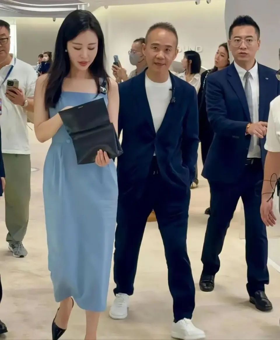 王石小女儿罕见现身！是个学霸6岁会洗碗，田朴珺在家陪娃包饺子