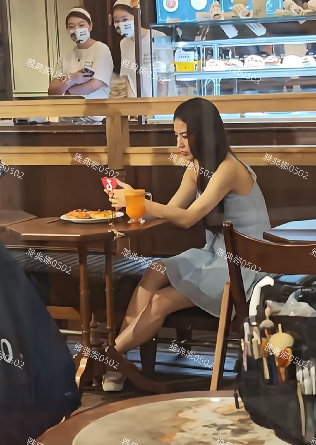 黄圣依真是两副面孔，拍照时是明媚的女明星私下眉头紧皱好不耐烦