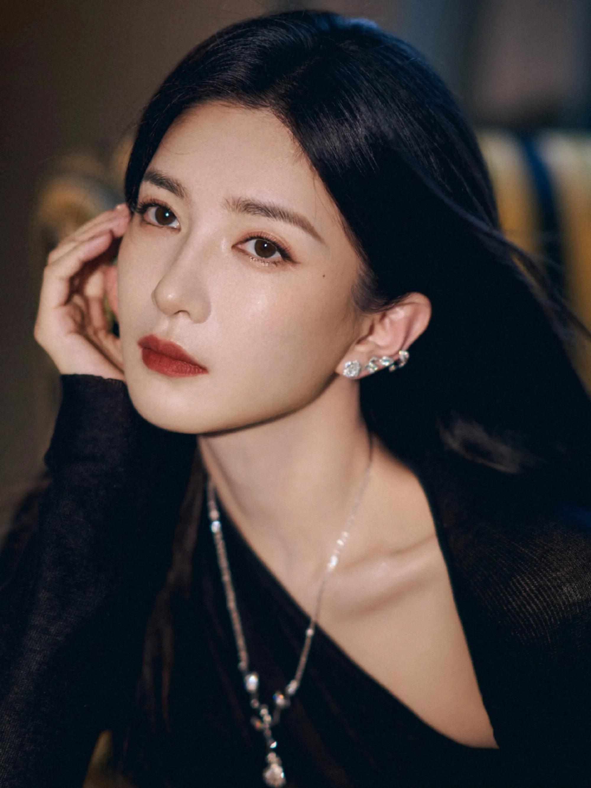 江疏影黑裙造型太迷人了