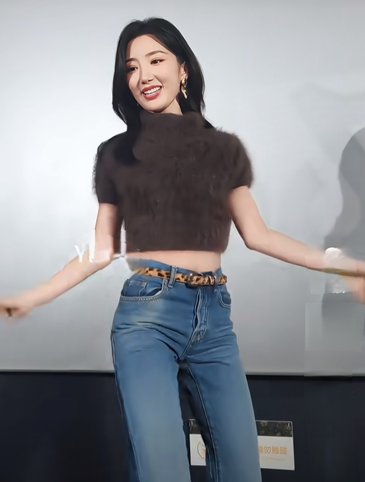 毛晓彤穿搭辣妹风，棕色露腰上衣搭喇叭裤，黑长卷发跳手势舞