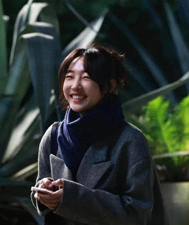 白百何会穿是数一数二的!灰色大衣+牛仔裤+围巾,时髦减龄又高级