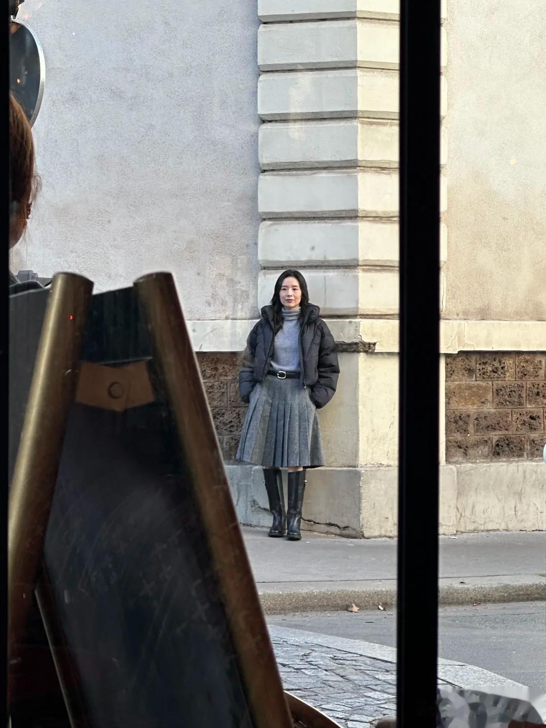 董洁现身法国,苹果肌下垂嘴唇乌黑,素颜和朋友吃饭一脸冷漠