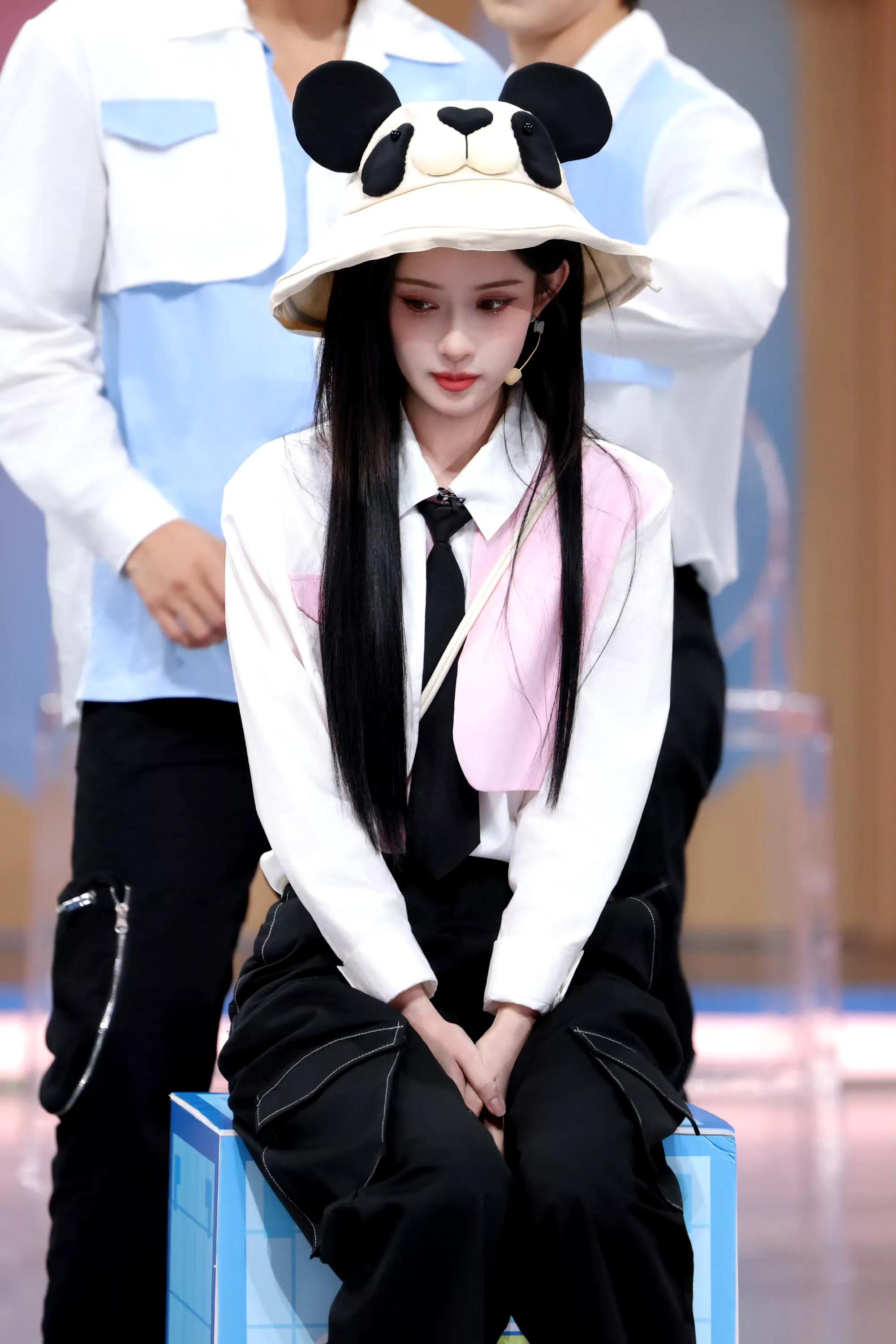 孟子义今日综艺节目美照，黑色长筒靴好迷人