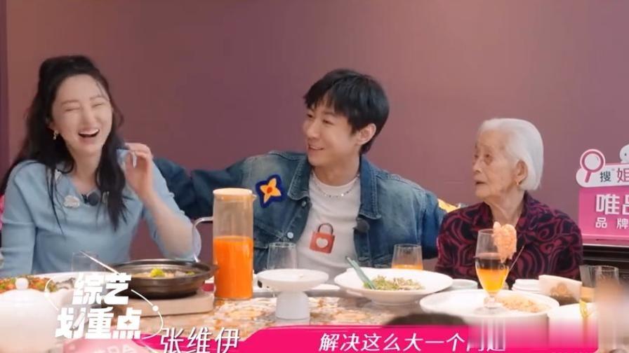 董璇现身斑马总部,脸又僵又肿瘦成皮包骨,穿醋酸套装被嘲像微商