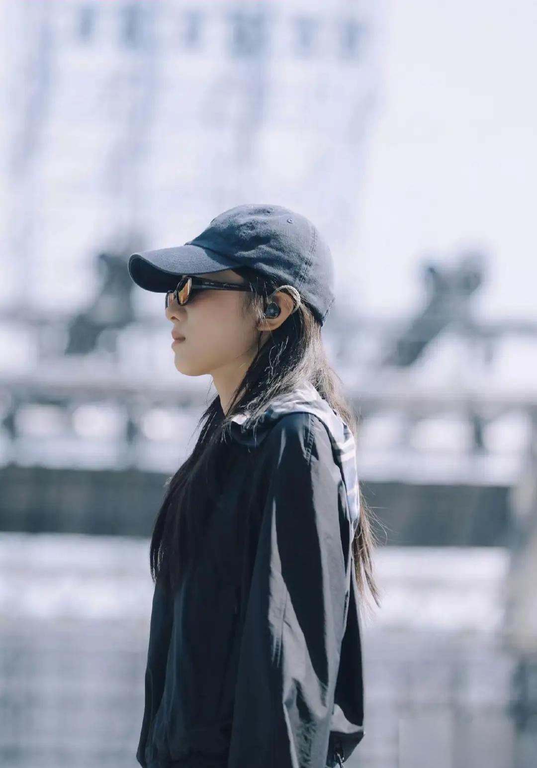 张婧仪现身跨年彩排现场，简约休闲穿搭尽显飒爽气质