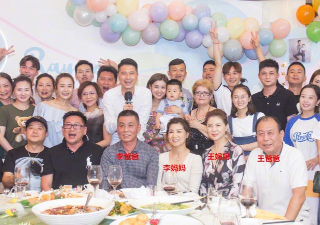 李小萌过年回天津娘家，请亲戚吃饭王雷缺席，妈妈出镜好年轻优雅