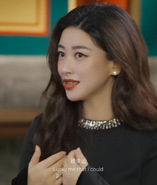 朱珠没想到,11月才过2天,自己因一场翻车采访出圈,回应显情商