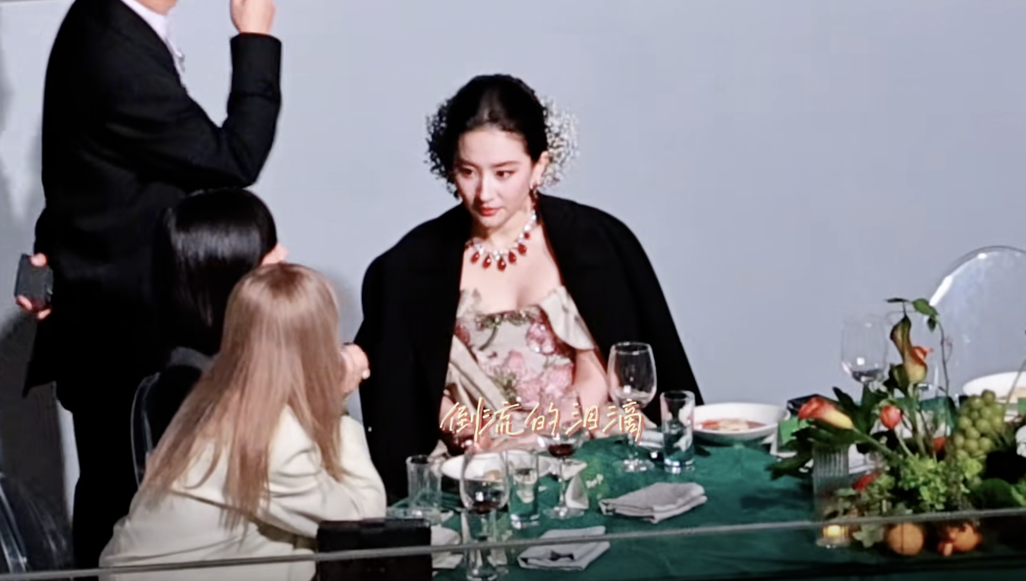 VOGUE这晚，江湖地位、人情世故，在没换礼服的刘亦菲身上体现了