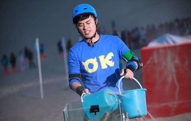 邓超凌晨被“强吻”!与王宝强陈赫亲亲照曝光,初代跑男DNA动了!