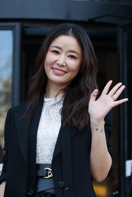 从\万人捧\到\万人嫌\，声誉一落千丈的这4位女明星，到底冤不冤