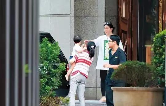 汪小菲透露两娃发烧，马筱梅妈妈帮忙照顾，更换保姆一事水落石出