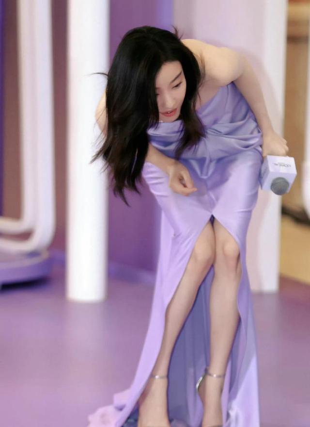 倪妮这身材管理得也太好了吧！魅力独特，不受拘束，明媚且自由！ ?